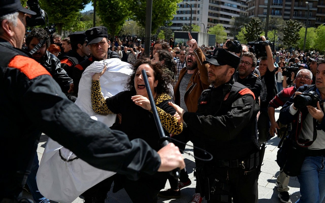 Espanha – Apenas 9 Anos De Prisão Por Estupro Coletivo |#cuéntalo
